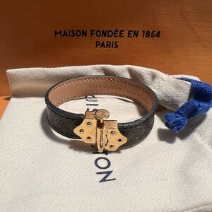 💯 Auth Louis Vuitton Women Bracelet in Black and Gold size S-M